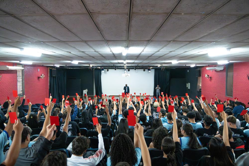 Capa da notícia: Mais de 500 estudantes do Gama participam de palestra sobre letramento racial